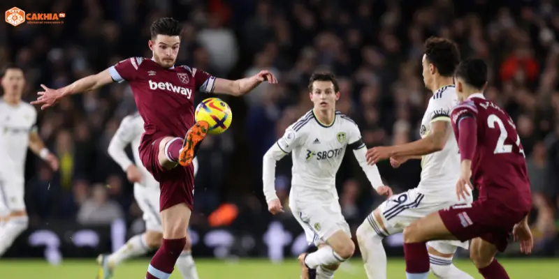 Các cầu thủ Leeds United pressing mạnh mẽ trong trận West Ham United vs Leeds United