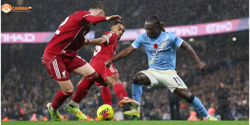 Các cầu thủ pressing quyết liệt trong trận Manchester City vs Liverpool kịch tính